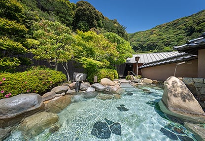 土塀露天風呂の写真